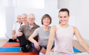 Esercizi da seduti: il rinforzo delle gambe per gli anziani