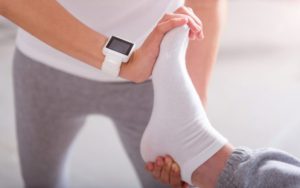 4 esercizi che aiutano contro le gambe gonfie